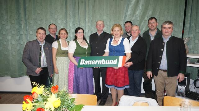 Die Vorstandsmitglieder des Bauernbundes Aichkirchen mit Bürgermeister Franz Haider (ganz links) und Bezirksbäuerin Elfriede Schachinger (vorne rechts) nach der erfolgreichen Wiederwahl.  | Foto: Bauernbund Aichkirchen