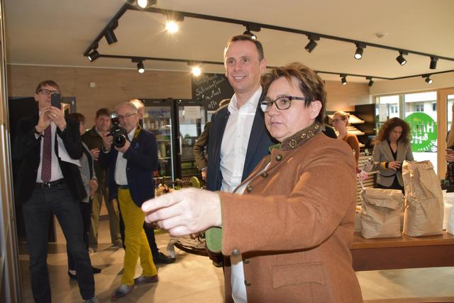 Elfriede Öllerer (re.) zeigt Wirtschaftslandesrat Jochen Danninger die Produkte im Hofladen.