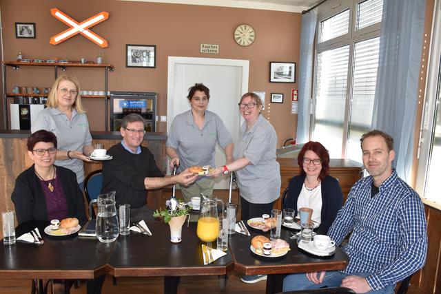 [f]V.l.:[/f] LAbg. Bernadette Kerschler, GF Manfred Pracher, Radl, Susanne Riedl und Klaus Passegger mit dem Serviceteam. | Foto: Waltraud Fischer
