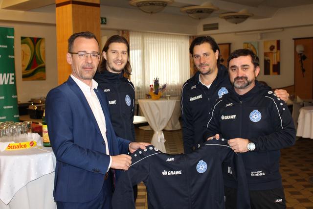 Die Spende von Grawe-Gebietsleiter Peter Kern (links) nahmen namens des Vereins Torjäger Lukas Spirk, Trainer Georg Novak und Sportlicher Leiter Jürgen Dragovits (von links) entgegen.