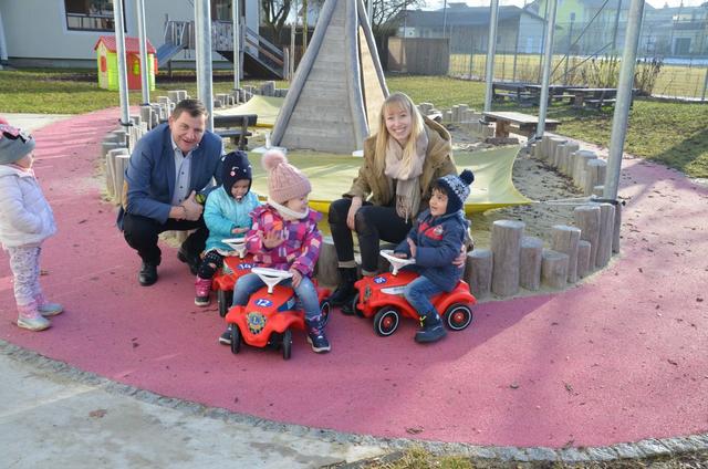 Lions-Präsident Herbert Ibinger übergibt die Bobbycars an Natalie Mayer von der Krabbelstube Mattighofen. | Foto: Lions Club Mattigtal