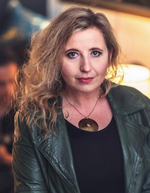 Martina Leopoldseder ist Liedermacherin. Sie begleitet ihre Eigenkompositionen an der Gitarre und tritt in unterschiedlichen Formationen auch mit Musiker-Kollegen auf. | Foto: Christian Huber