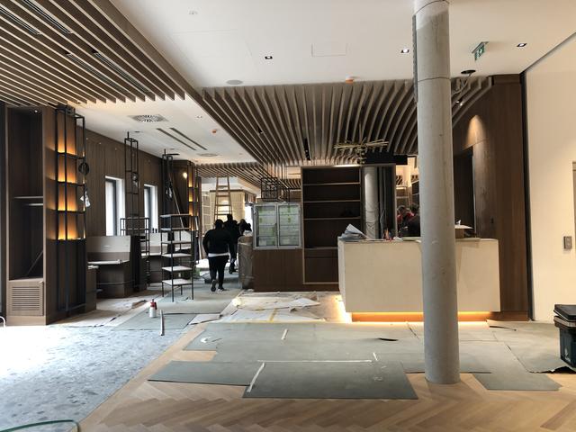 Die Rezeption, hinter der sich die Bar Xaver befindet, nimmt Gestalt an.  | Foto: sm 