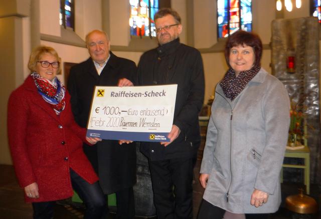 Die Bäuerinnen Wernstein spendeten der Pfarre Wernstein 1.000 Euro zum Ankauf von liturgischen Gewändern.  | Foto: Bäuerinnen Wernstein