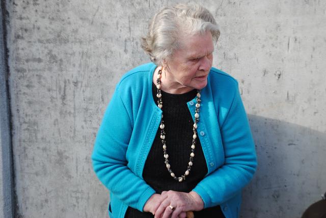 Ist das fair? Frauen arbeiten ihr Leben lang, aber vieles davon ist unbezahlt. Dadurch fallen die Pensionen auch fast 40 Prozent niedriger aus als bei Männern. Sie sind extrem armutsgefährdet.
