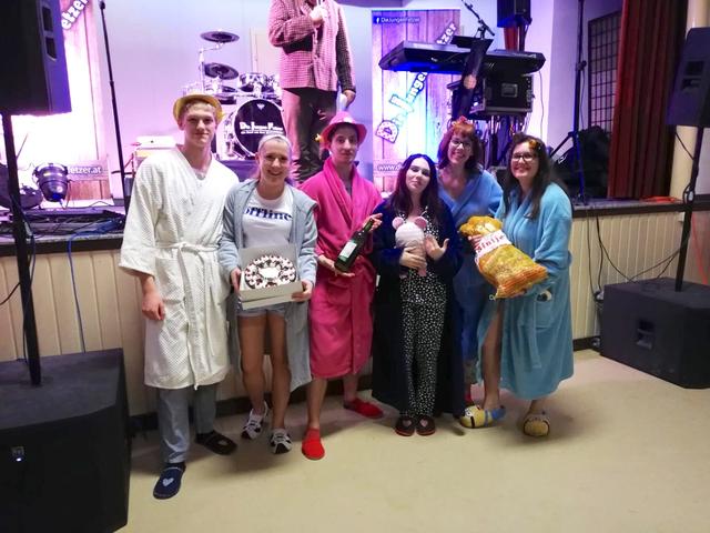 Im Pyjama einen Preis gewinnen – kling eigentlich großartig. Felix Trappmaier, Viktoria Waschulin, Hannes Gruber, Julia Kogler, Michaela Pumpler und Sabrina Duffek ist das gelungen. | Foto: Herulia