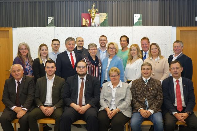 Bei der konstituierenden Gemeinderatssitzung in Neidling wurde Stefan Klammer (Mi.) in seinem Amt als Bürgermeister bestätigt.