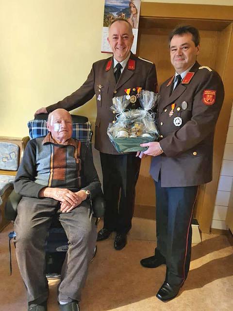 Josef Hiermann wurde 95 Jahre alt, Franz Eberhardt und Gerald Tancsos (von links) gratulierten.