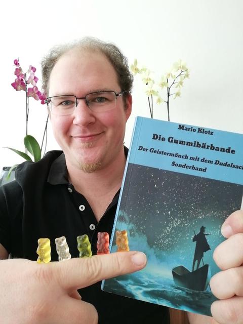 Mario Klotz mit seinem ersten Kinderbuch: Die Gummibärbande