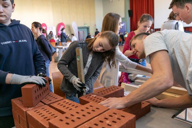 Nicht nur Informationen zu den unterschiedlichen Lehrberufen, sondern Anpacken und Ausprobieren stand für die Schüler im Vordergrund.