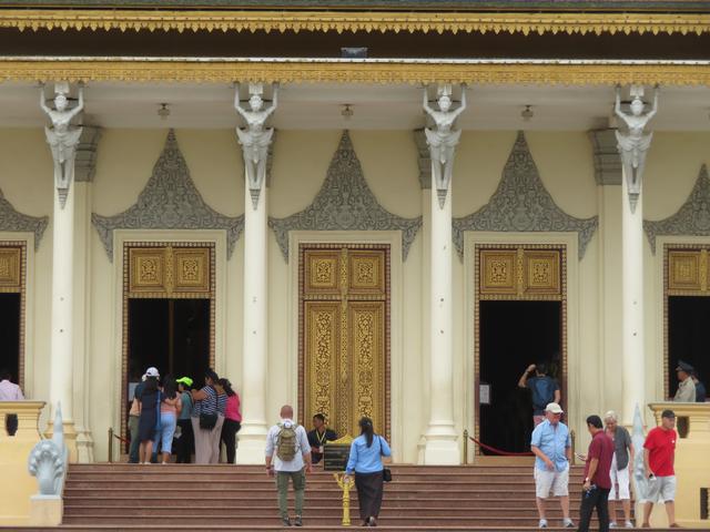 Aufnahme 11.2.2020 auf den Stufen des Königspalastes - Fotografierverbot im Inneren