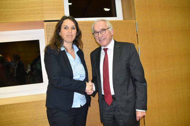 Shake hands: Vizebürgermeisterin Ulrike Fischer und Bürgermeister Maximilian Titz.  | Foto: Karin Zeiler / Bezirksblätter NÖ