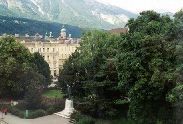 Der Adolf-Pichler-Platz vor dem die alten Laubbäume gerodet wurden. | Foto: Axel Pühringer