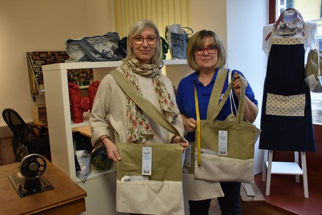 Für die Umwelt: Gudrun Eggenreich und Petra Schlösinger recyceln Stoffe und hauchen ihnen ein neues Leben ein.