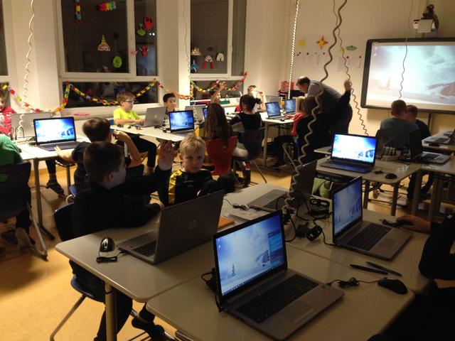 Zusammen mit ihren Klassenvorständen Josef Trappmair und Katharina Schörghuber setzten die Schüler ihre Laptops selbst auf.