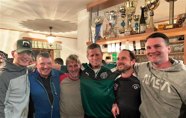 Eisstockturnier 2020: Daniel Ressler, Josef Ressler, Obmann Robert Spitzer, Roland Kirner, Obmann-Stellvertreter Josef Puchegger und Andreas Ressler (v.l.) sind in Partystimmung.