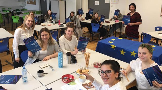 Die Schülerinnen erklärten ihren Mitschülern welche Vorteile die EU für sie hat. | Foto: HLW Neumark