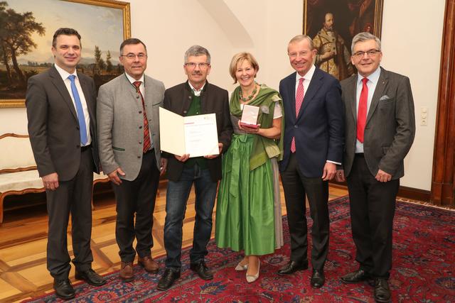 Zum großen Verdienstzeichen für die ehemalige Landesbäuerin Elisabeth Hölzl gratulierten Landwirtschadftskammerpräsident Rupert Quehenberger, Kammeramtsdirektor Nikolaus Lienbacher, Ehemann Anton Hölzl, Landeshauptmann Wilfried Haslauer und Landesrat Josef Schwaiger (v.l.). | Foto: Land Salzburg / Franz Neumayr