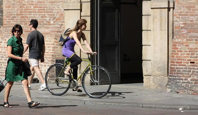 Ob zu Fuß oder mit dem Rad: Frauen sparen mehr CO2-Ausstoß bei der Mobilität ein, als Männer. | Foto: pixabay