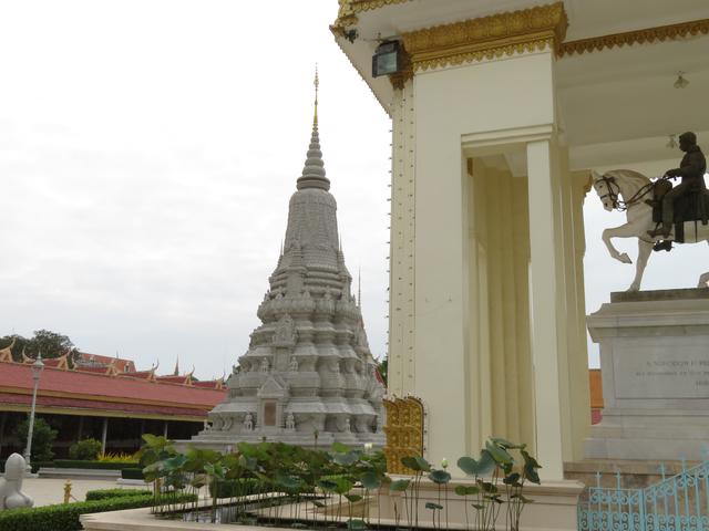 Aufnahme 11.2.2020 Das Reiterstandbild von König Norodom war ursprünglich das Reiterstandbild Napoleons III. Es wurde nur der Kopf ausgetauscht..