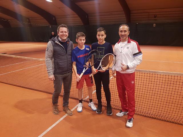 Im Bild der Obmann des Badener Tennisclubs, Gerhard Steurer, mit Florian Doleys und Stefan Milenkovic, sowie Trainer Andre Ilie, sichtlich stolz über die Erfolge und die geleistete Nachwuchsarbeit. | Foto: Foto: BTC Baden