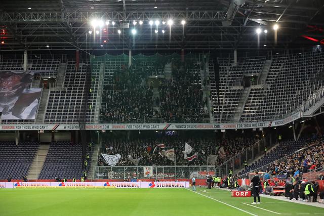 Die erneut mehr als 2000 Fans machten das Spiel in Salzburg zu einem schwarz-weißen Heimspiel.