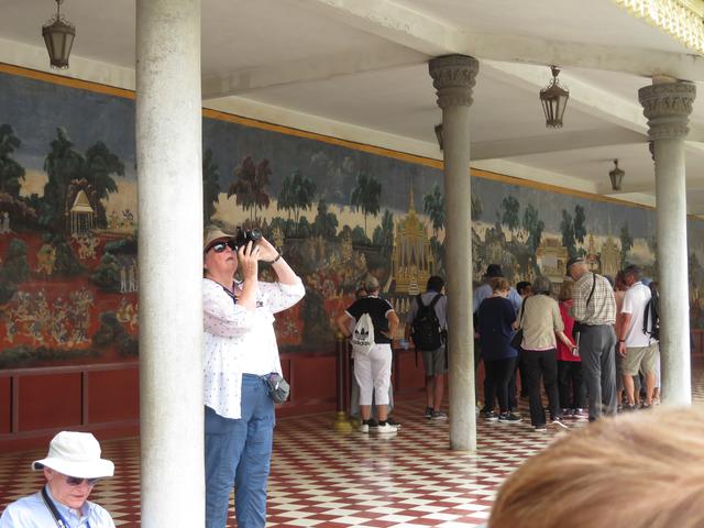 Aufnahme 11.2.2020 die Geschichte des Epos Ream Ker auf der Innenseite der Mauer 