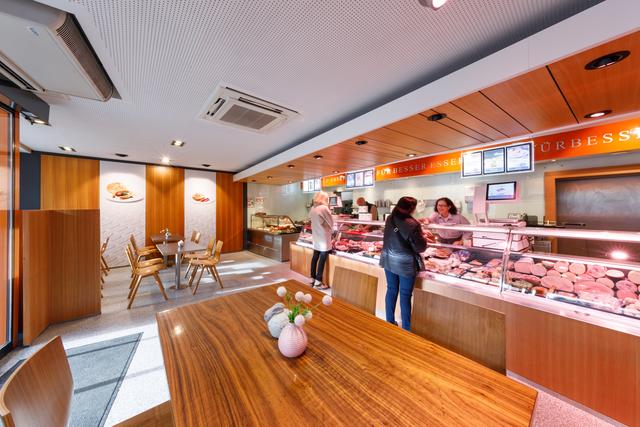 Die Hörtnagl Filiale in Kufstein überzeugt mit warmen Farben in moderner Holzoptik. | Foto: Hörtnagl