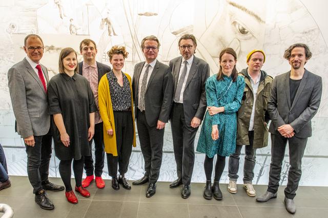 Sie alle waren schon einmal in New York: Wolfgang Muchitsch, Marleen Leitner und Michael Schitnig, Evamaria Schaller, Christopher Drexler, Michael Haider, Eva Pichler, Josef Wurm und Roman Grabner, übrigens vor dem Werk von "studio Asynchrome":