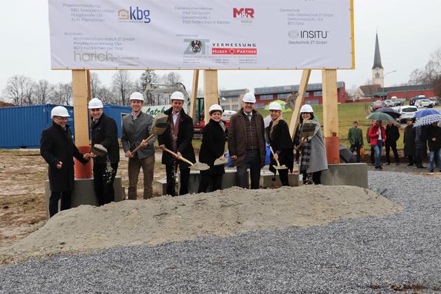 Ernst Gödl, Waltraud Walch, Markus Schwarz und Juliane Bogner-Strauß (Bildmitte) beim Spatenstich zum SeneCura Dobl-Zwaring.