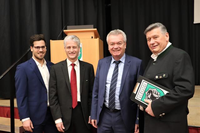 In Werndorf wurde Thomas Ebli (2.v.l.) von Alexander Ernst, Anton Lang und Willi Rohrer mit der Ehrennadel der Gemeinde geehrt.