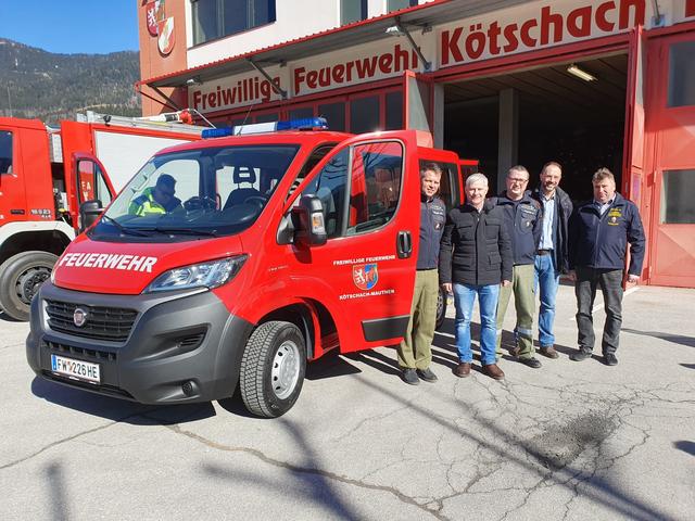 Das neue Mannschafts-Transportfahrzeug wurde den Kameraden der Freiwilligen Feuerwehr Kötschach-Mauthen übergeben. | Foto: FF Kötschach-Mauthen