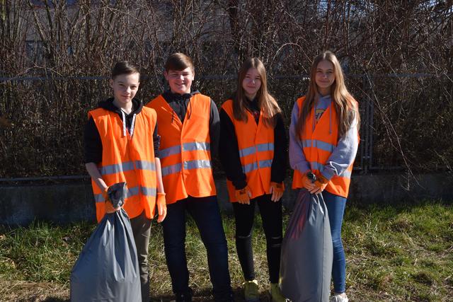 Pottenbrunn putzt: Nico, Jakob, Lena und Julia, Schüler der Öko-Mittelschule.
