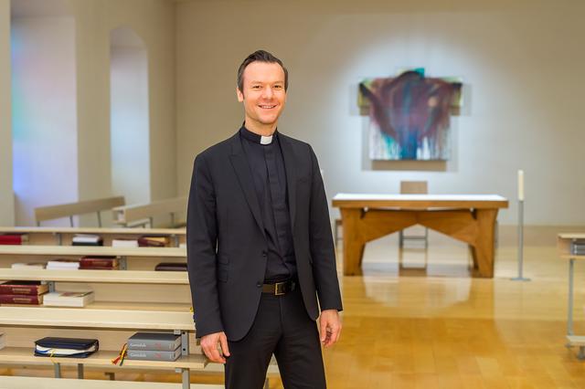Hoffnungszeichen: Regens Thorsten Schreiber vor Arnulf Rainers Kreuz