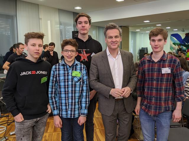 Die Kirchdorfer Schüler mit Sieger Gregor Czepl (2.v.li.) und ZiB-Moderator Tarek Leitner. | Foto: BRG/BORG Kirchdorf