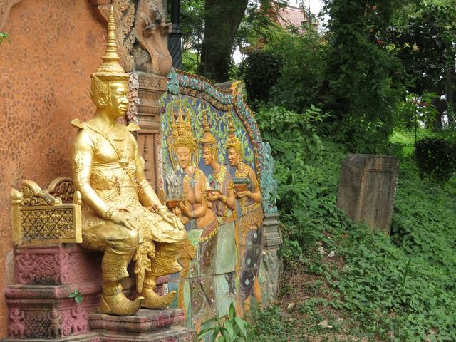 Aufnahme 11.2.2020: König Sisowath mit den Provinzen Siem Reap,  Battambang und  Sisophon  dargestellt als Frauen mit Geschenken. ( 1907 Abkommen mit Siam unter französischem Protektorat) - befindet sich unterhalb von Wat Phnom.