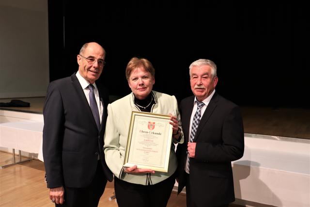 Erhielt als Kalsdorferin die Ehrennadel von Fernitz-Mellach in Silber:  WOCHE-Mitarbeiterin Edith Ertl mit Bgm. Karl Ziegler und Gemeindekassier Werner Skringer. | Foto: Gerhard Ertl