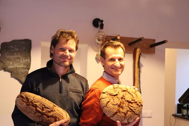 Gut sortierter Bauernlanden am Schelmberg: die Brüder Thomas und Erich Pirolt mit selbst gebackenem Brot