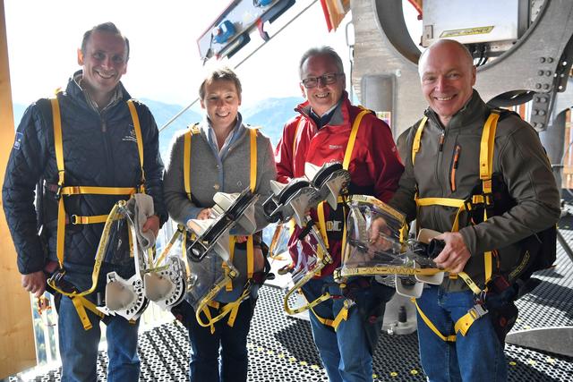 Jochen Danninger, Bürgermeisterin Petra Zeh, Karl Bader und Helmut Miernicki testeten die Annaberger Zipline.
