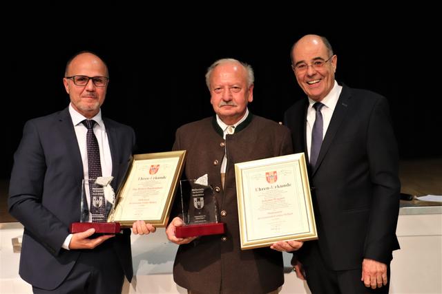 Setzten Meilensteine und wurden mit dem Meilenstein der Gemeinde geehrt: Helmut Baudendistel (li) und Johann Wagner im Bild mit Bgm. Karl Ziegler. | Foto: Edith Ertl
