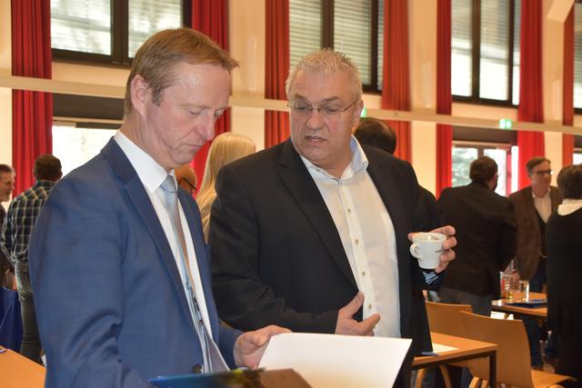 Manfred Haidinger (re.) beschwert sich bei FPÖ-Klubobmann Johann Tschürtz über die kurze Redezeit von 5 Minuten. | Foto: Uchann