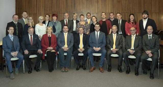 stehend v.l.n.r. die Gemeinderäte Martin Stockreiter, Mark Stumvoll, Claudia Bloyer, Petra Miedler, Andrea van Randenborgh, Karin Widermann, Gerhard Beck, Josefin Wirth, Silvia Pirker, Andreas Wöhrer, Elisabeth Zottl-Paulischin, Marcel Stech, Sebastian Prendinger, Martin Baumgartner, Sigrid Killer, Bernhard Schöller
sitzend v.l.n.r.: GGR Franz Meixner, GGR Wilfried Dallinger, GGR Karin Scheele, GGR Stefan Rabl, Bgm. Franz Schneider, Vbgm. Alexander Schermann, GGR Herbert Postl, GGR Herbert Haderer, GGR Franz Schwarz | Foto: Manfred Digruber (fotoWerkstatt)