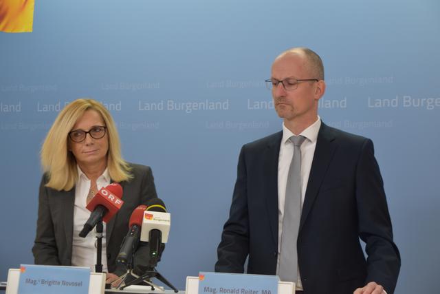 Brigitte Novosel, Sprecherin des Koordinationsstabes und Landesamtsdirektor Roland Reiter informierten über den aktuellen Stand der Corona-Fälle im Burgenland. | Foto: Uchann