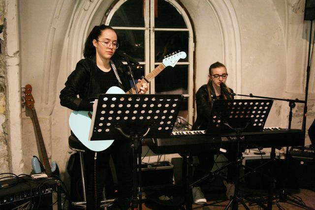 Jemima Rangger (15) und Marie Pfennig (14) begeisterten stimmlich und an den Instrumenten. Für die jungen Musikerinnen war es der erste Auftritt in dieser Formation.