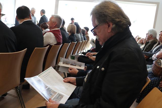 Die neue Festschrift war bei den Eröffnungsgästen sehr begehrt | Foto: Edith Ertl