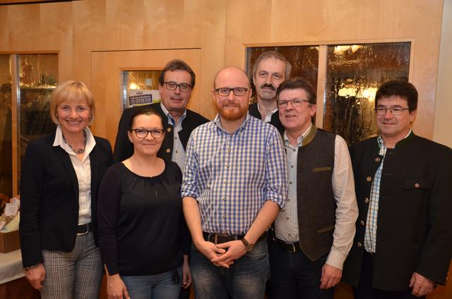 v.l.: BZ - Bäurin Ursula Forstner, Ortsbäurin Verena Allerstorfeer, BB Obmann Johannes Eisenhuber, BB Obmann Stellvert. Franz Hagmair Kassier Manfred Krenn
2.Reihe: BZ Obmann Hannes Gruber, Schriftführer/Presse Hermann Stoiber
Nicht am Foto, Altbauernobmann Zeilinger