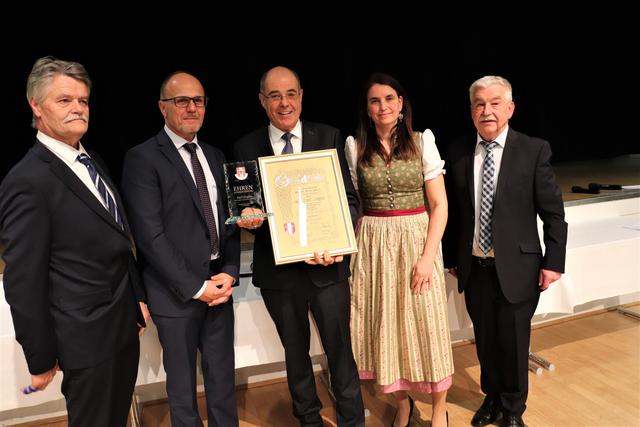 Seit 25 Jahren lenkt er an der Spitze des Gemeinderates die Geschicke von Fernitz und Fernitz-Mellach: Bgm. Karl Ziegler erhielt von Robert Maitz, Helmut Baudendistel, Nina Kostner und Werner Skringer eine Ehrenurkunde überreicht.  | Foto: Edith Ertl