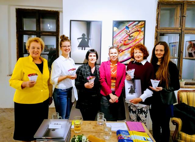 v.l.n.r. Landtagspräsidentin Verena Dunst, Julia Renner, Nina Wallner, Uschi Zezelitsch, Sophie Lesch, Angela Kröpfl