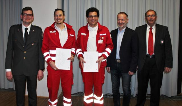 Jahreshauptversammlung Rotes Kreuz Ortsstelle Kössen. Ehrung für 15 Jahre: von li. Ortsstellenleiter Stefan Gonzo, Stefan Vikoler, Michael Keiler, Bgm. Reinhold Flörl, Bezirksleiter-Stellv. Hans Noichl.