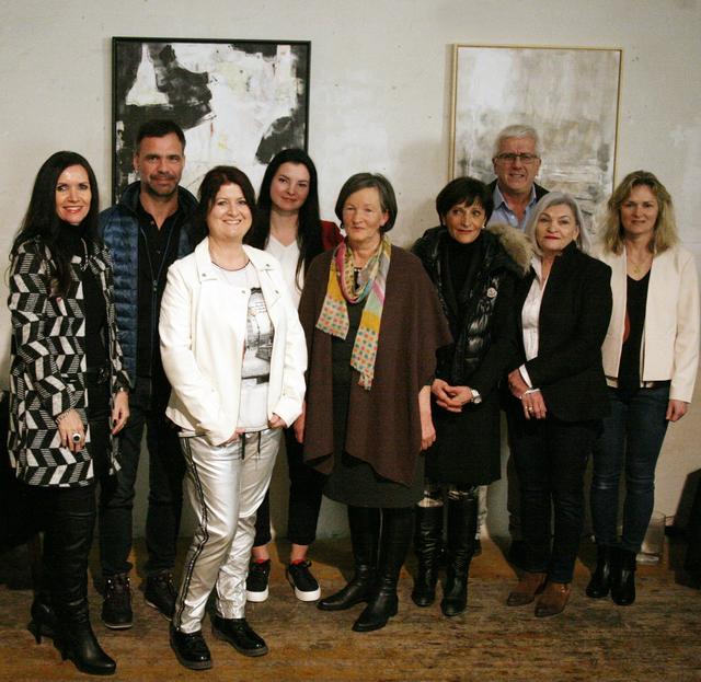 Die AusstellerInnen mit Kursleiterin Alexandra Rangger, BGM Manfred Köll und Dr. Isabell Wenninger, der Direktorin der VHS Ötztal-Imst freuten sich über den Publikumsandrang am Vernissageabend.
v.l.n.r. Alexandra Rangger, Alexander Plangger, Beate Kästle, Anna-Katharina Bobnar, Marianne Heiß, Margit Baldauf, Manfred Köll, Magdalena Safer, Isabell Wenninger.
